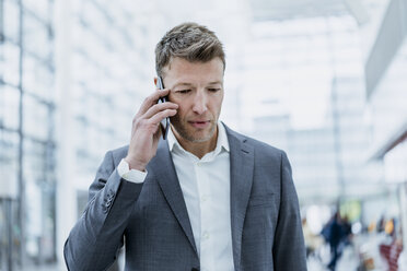 Porträt eines Geschäftsmannes mit Mobiltelefon - DIGF06823