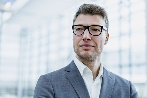 Porträt eines selbstbewussten Geschäftsmannes mit Brille, lizenzfreies Stockfoto