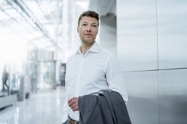 Businessman at the airport looking around - DIGF06918