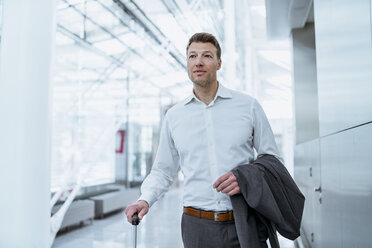 Geschäftsmann mit Gepäck auf dem Flughafen - DIGF06919