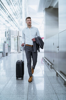 Geschäftsmann mit Gepäck auf dem Flughafen - DIGF06920