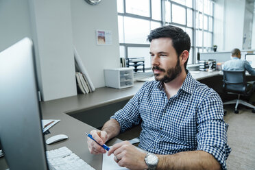 Businessman using computer - BLEF01987