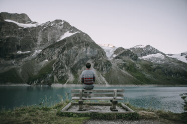 Kaukasischer Mann bewundert malerische Aussicht auf Bergsee - BLEF02028