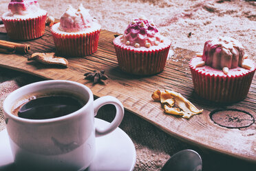 Cupcakes auf Zutaten auf Holztablett mit Kaffee - BLEF02059