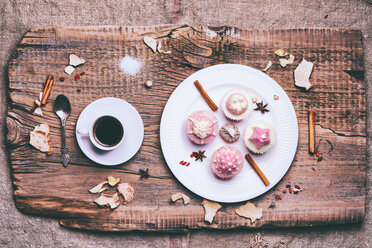 Cupcakes auf Zutaten auf Holztablett mit Kaffee - BLEF02060