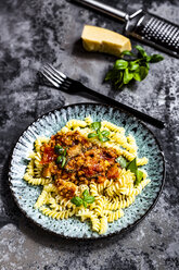 Spirelli mit vegetarischer Bolognese, Sonnenblumenhackfleisch, Zucchini, Tomaten, Parmesan und Basilikum - SARF04242