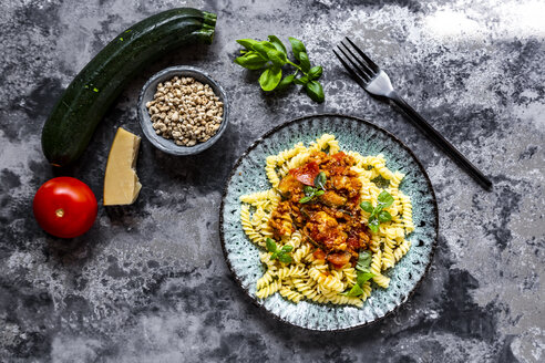 Spirelli mit vegetarischer Bolognese, Sonnenblumenhackfleisch, Zucchini, Tomaten, Parmesan und Basilikum - SARF04243