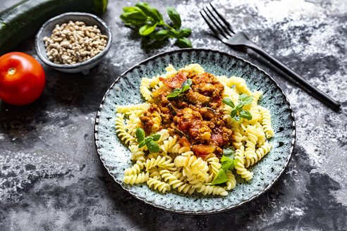 Spirelli mit vegetarischer Bolognese, Sonnenblumenhackfleisch, Zucchini, Tomaten, Parmesan und Basilikum - SARF04244