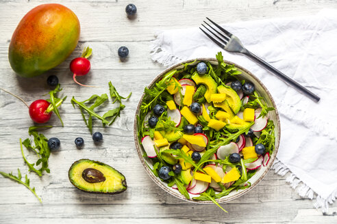 Schüssel Rucola mit Mango, Avocado, roten Radieschen und Heidelbeeren - SARF04246