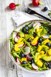 Schüssel Rucola mit Mango, Avocado, roten Radieschen und Heidelbeeren - SARF04249