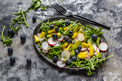 Rucolasalat mit Mango, Avocado, roten Radieschen und Heidelbeeren - SARF04250