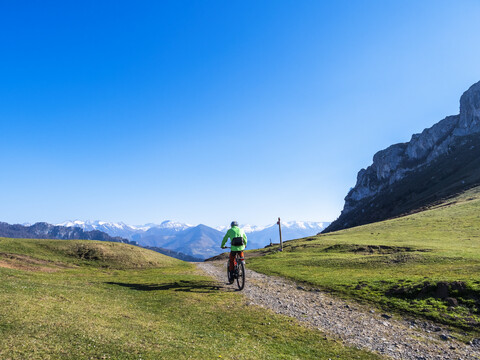 Spanien, Asturien, Collada de Pelugano, älterer Mann auf E-Bike, lizenzfreies Stockfoto