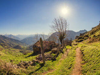 Spanien, Asturien, Collada de Pelugano, Steinhütte am Wanderweg gegen die Sonne - LAF02275