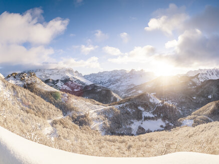 Spanien, Asturien, Picos de Europa, Mirador De Piedrashistas, Berglandschaft im Winter - LAF02284