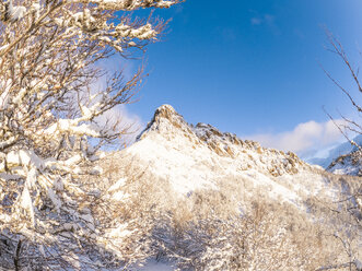 Spain, Asturia, Picos de Europa, Mirador De Piedrashistas, mountainscape in winter - LAF02285