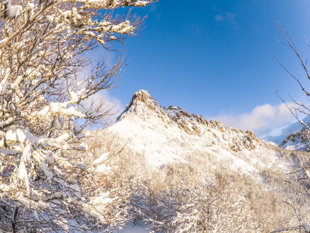 Spanien, Asturien, Picos de Europa, Mirador De Piedrashistas, Berglandschaft im Winter - LAF02285