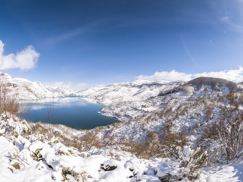 Spanien, Asturien, Picos de Europa, Riano, Stausee Embalse de Riano im Winter, lizenzfreies Stockfoto