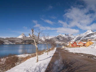 Spain, Asturia, Picos de Europa, Riano, Embalse de Riano reservoir in winter - LAF02290