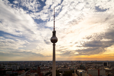 Deutschland, Berlin, Fernsehturm in der Dämmerung - PUF01411
