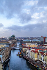 Deutschland, Berlin, Blick auf die Stadt mit Berliner Dom und Spree - PUF01412