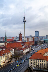 Deutschland, Berlin, Blick auf Fernsehturm, Rotes Rathaus und Nikolaikirche - PUF01413