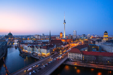 Deutschland, Berlin, Panoramablick mit Fernsehturm, Rotem Rathaus und Nikolaikirche bei Sonnenuntergang - PUF01414