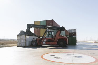 Kran und Stapel von Containern auf einem Industriegelände - AHSF00220