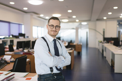 Porträt eines selbstbewussten Geschäftsmannes im Büro - AHSF00237