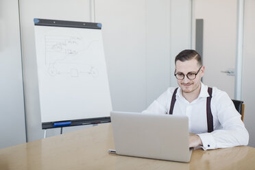 Geschäftsmann mit Laptop im Konferenzraum im Büro - AHSF00267