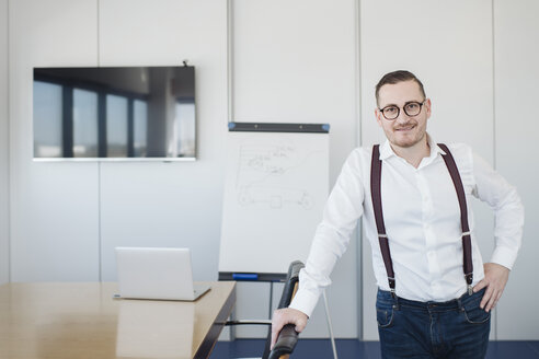 Porträt eines selbstbewussten Geschäftsmannes im Konferenzraum eines Büros - AHSF00270