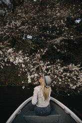 Japan, Tokio, Chidorigafuchi Park, Frau im Ruderboot bewundert Kirschbaumblüte - LHPF00705