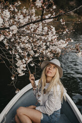 Japan, Tokio, Chidorigafuchi Park, Frau im Ruderboot bewundert Kirschbaumblüte - LHPF00707