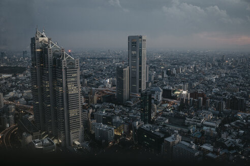 Japan, Tokio, Stadtbild vom Regierungsgebäude aus gesehen - LHPF00714