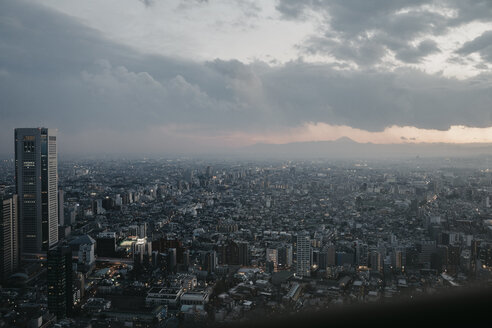 Japan, Tokio, Stadtbild vom Regierungsgebäude aus gesehen - LHPF00715
