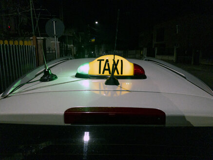 Leichtes Taxischild auf einer Straße in Rumänien, Cluj-Napoca, Rumänien. - OCMF00439