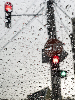 Der Regen fällt auf die Windschutzscheibe eines Autos an einer Ampel in Cluj-Napoca, Rumänien. - OCMF00443