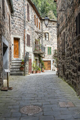 Italy, Tuscany, mountain village Radifocani - STSF01964