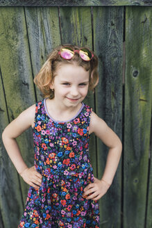 Porträt eines kleinen Mädchens im Sommerkleid mit Blumenmuster - OCMF00444