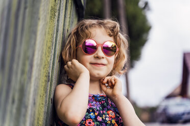 Porträt eines lächelnden kleinen Mädchens mit Sonnenbrille - OCMF00445