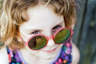 Portrait of little girl wearing sunglasses - OCMF00447