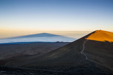 USA, Hawaii, Big Island, Schatten des Vulkans Mauna Kea im Meer - RUNF01936