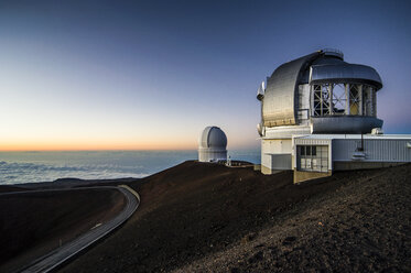 USA, Hawaii, Big Island, Sternwarte auf dem Vulkan Mauna Kea bei Sonnenuntergang - RUNF01937