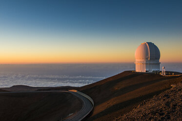 USA, Hawaii, Big Island, Sternwarte auf dem Vulkan Mauna Kea bei Sonnenuntergang - RUNF01938