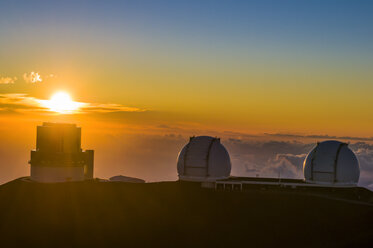 USA, Hawaii, Big Island, Sternwarten auf dem Vulkan Mauna Kea bei Sonnenuntergang - RUNF01940