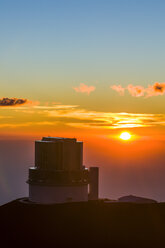 USA, Hawaii, Big Island, Sternwarte auf dem Vulkan Mauna Kea bei Sonnenuntergang - RUNF01941