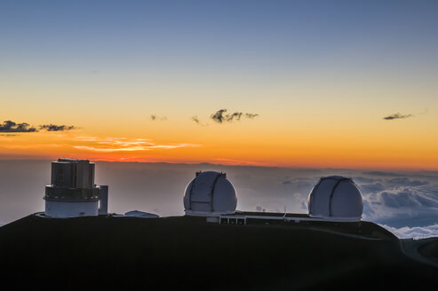 USA, Hawaii, Big Island, Sternwarten auf dem Vulkan Mauna Kea bei Sonnenuntergang - RUNF01943