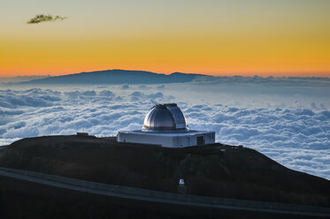 USA, Hawaii, Big Island, Sternwarte auf dem Vulkan Mauna Kea bei Sonnenuntergang - RUNF01944