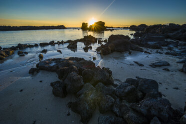 USA, Hawaii, Big Island, Sonnenuntergang am Strand des Kikaua Point Park - RUNF01945