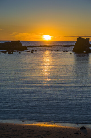 USA, Hawaii, Big Island, Sonnenuntergang am Strand des Kikaua Point Park, lizenzfreies Stockfoto