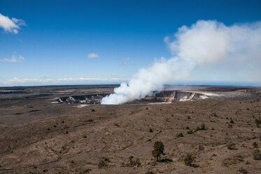 USA, Hawaii, Big Island, Rauchender Kilauea-Gipfel-Lavasee im Hawaii Volcanoes National Park - RUNF01949